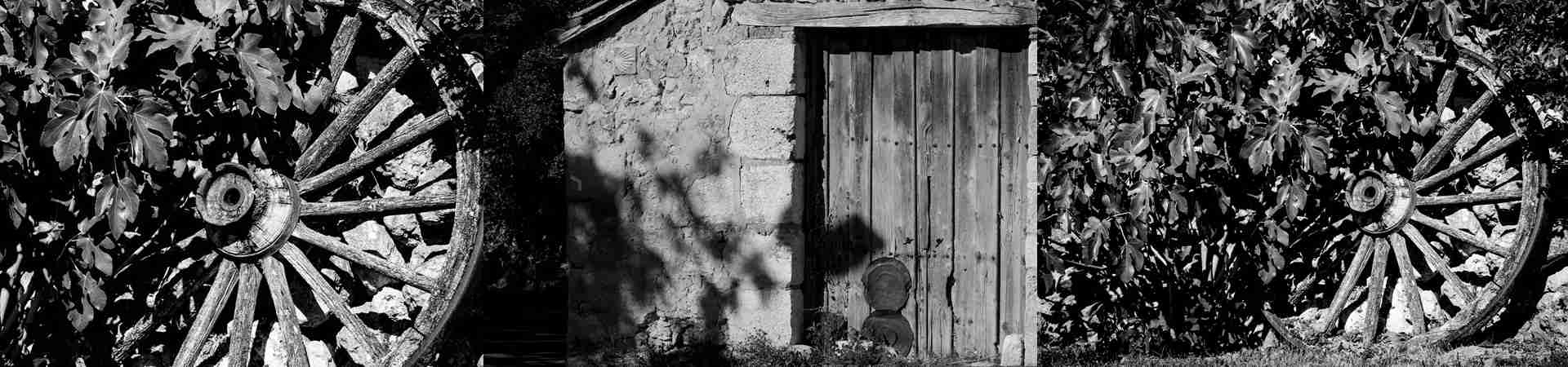 Fotografía de dos ruedas de madera en blanco y negro